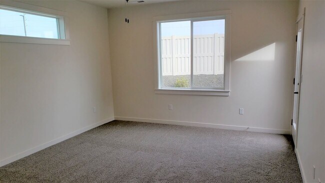 Building Photo - Like New Meridian Home!