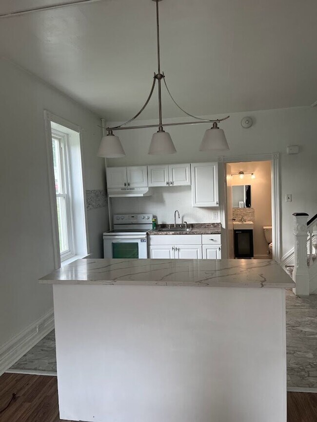 Building Photo - Spacious 4/5 Bedroom Home