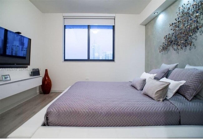 Building Photo - 999 SW 1st Ave