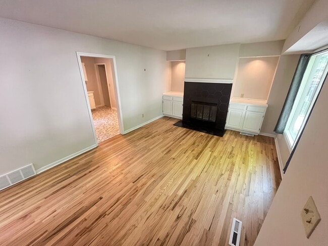 Building Photo - Adorable ranch
