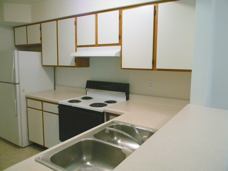 CRI - kitchen - Cedar Ridge Apartments