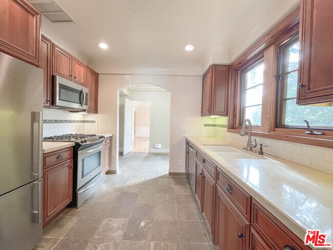 Building Photo - 219 S Hamilton Dr