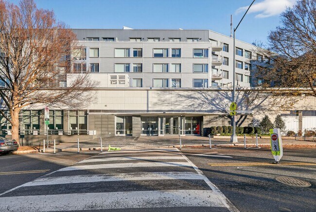 Building Photo - One Bed One Bath Condo in Tenleytown