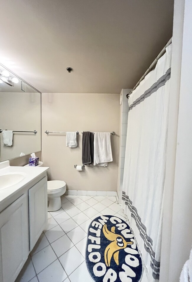 Building Photo - 345 N La Salle Dr