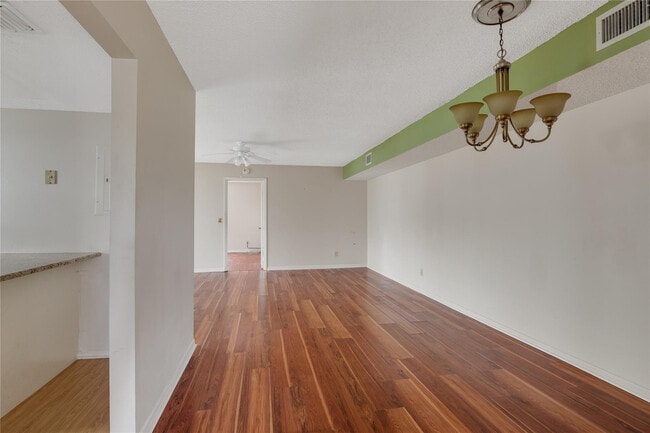 Building Photo - 1217 S Lakes End Dr