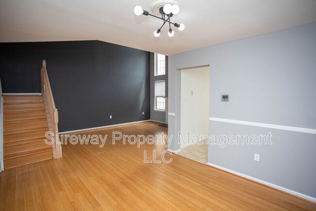 Building Photo - 605 Doral Dr