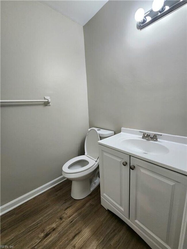 Building Photo - Beautifully renovated end-unit townhouse located in Central Virginia Beach