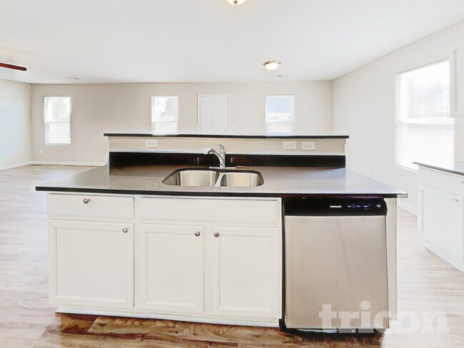 Building Photo - 1912 Carpenter Cabin Dr