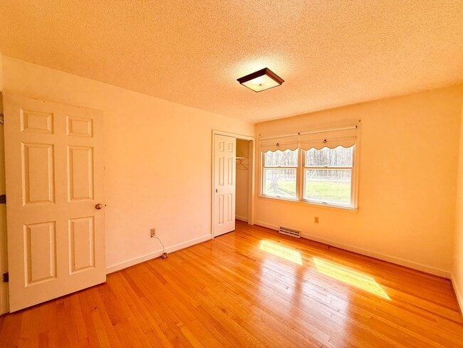 Building Photo - Charming 3 Bedroom Home for Rent!