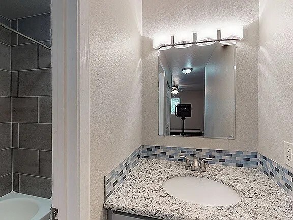 Building Photo - Apex 980