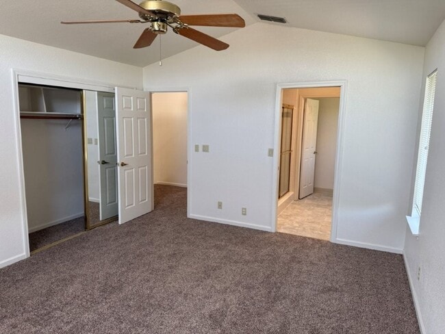 Building Photo - Modern 4 Bedroom 3 Car Garage Dixon *Star ...