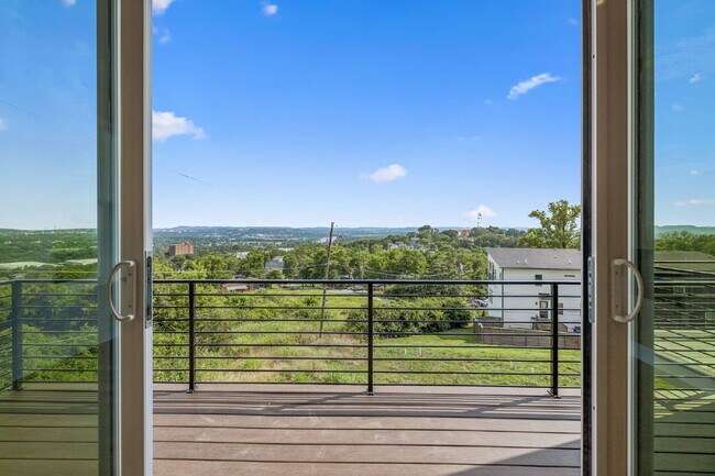 Building Photo - "Spacious 4-Bed, 4-Bath Gem in Nashville -...