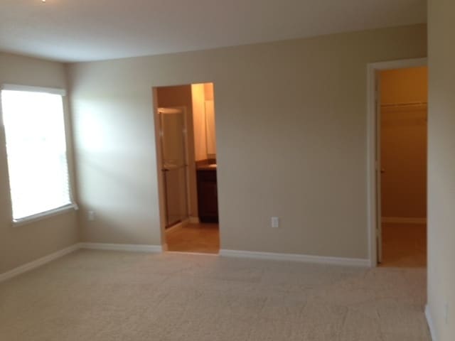 Building Photo - Beautiful 3 bedroom, 2.5 bath townhouse in...