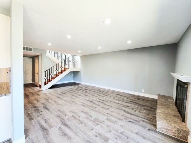 Building Photo - Spacious 4 bedroom in Foster City