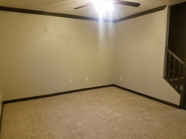 Building Photo - Great 2 bedroom, 1.5 bath townhome found a...