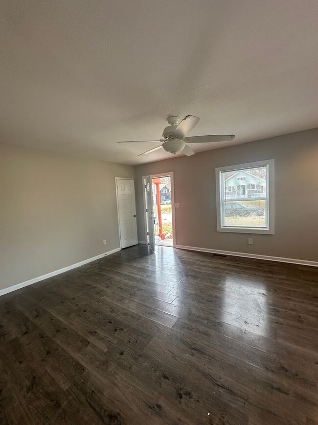Building Photo - 4 Bedroom 2 Bath Home Ready For Move In to...