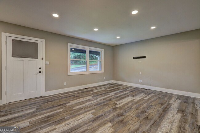 Building Photo - 1675 Bouldercliff Ct SE