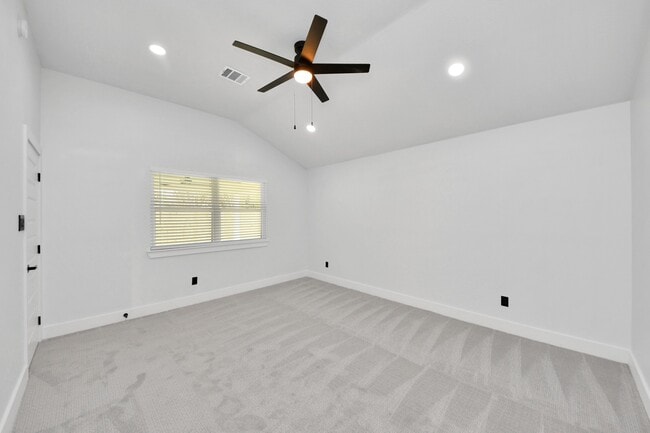 Building Photo - 15411 Town Green Dr