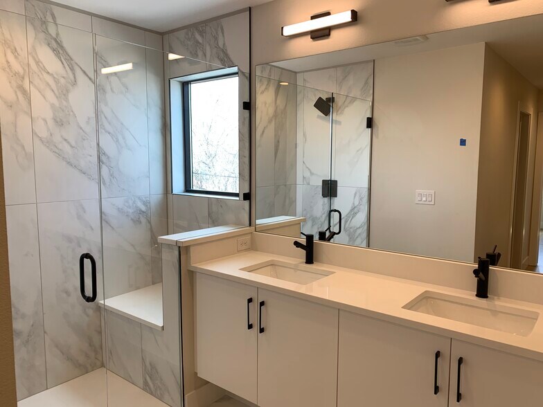 Building Photo - 5599 S Curtice St