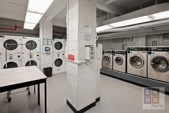 Building Photo - 530 Grand St