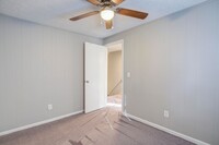 Building Photo - 2 Bedroom / 1 Bath Updated Townhouse Johns...