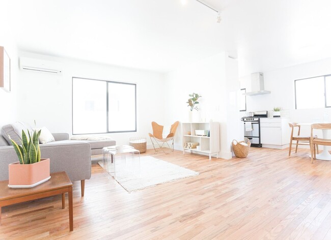 Building Photo - 252 S Ave 18