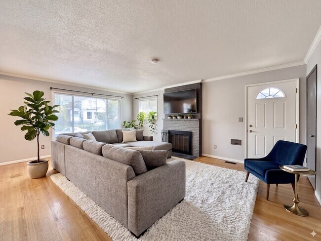 Building Photo - Spacious 2 Bedroom 1 Bathroom Unit Located in a Great Area Just a Few Blocks From The Hawthorne D...