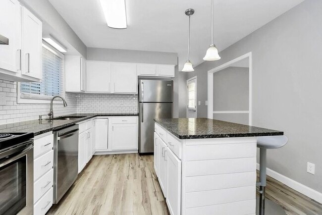 Building Photo - Charmingly Updated 3BD/2BA Ranch Home in Birnam Woods!