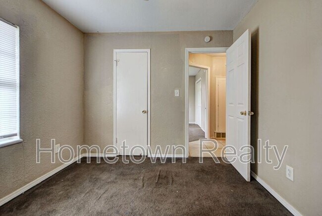 Building Photo - 1833 NE 51st St