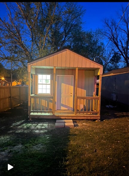 Building Photo - 1743 Davis Ln