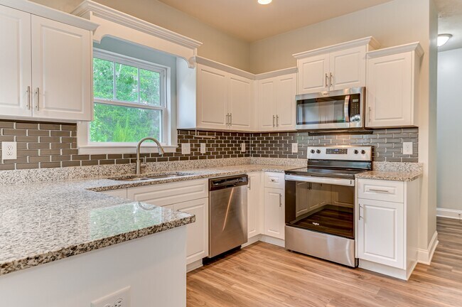 Building Photo - 140 Pebble Ln