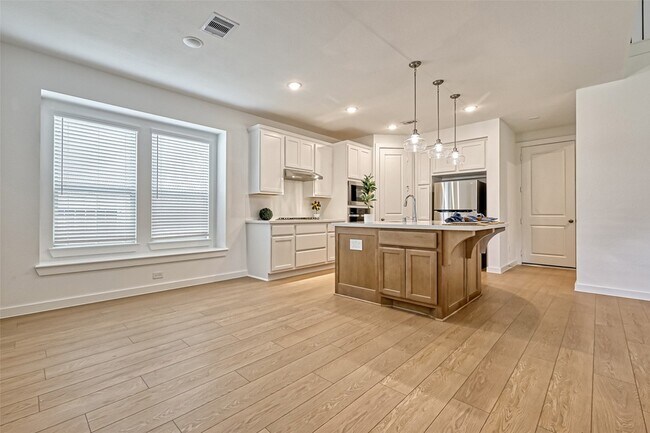 Building Photo - 323 Highland Bayou Dr