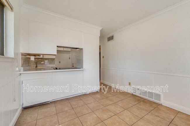 Building Photo - 3003 Helmet St