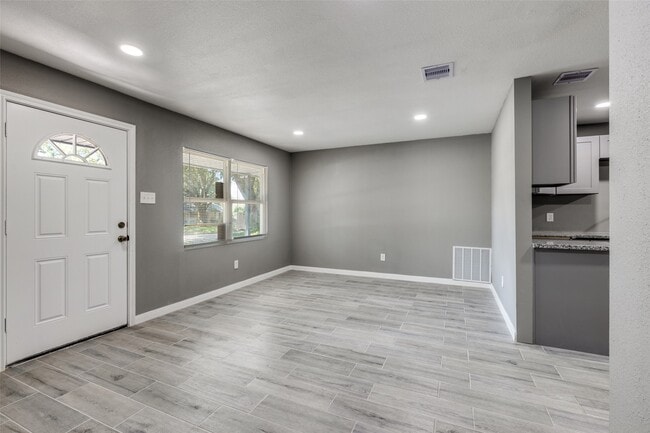 Building Photo - 200 Pine St