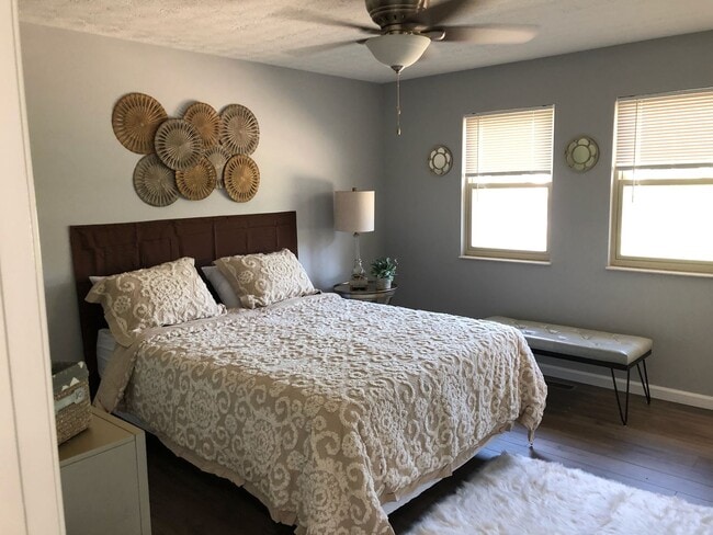 Building Photo - Fully Furnished Short-term rental Includes internet, cable, washer, dryer, etc