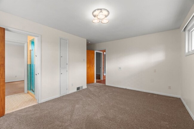 Building Photo - House Close To Campus!