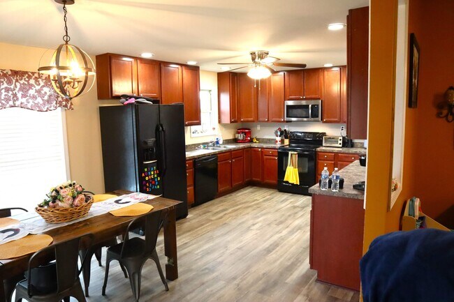 Building Photo - 1023 Rueland Dr