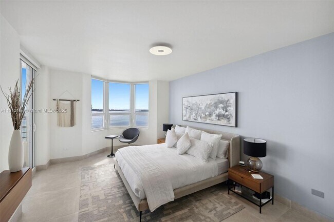 Building Photo - 808 Brickell Key Dr