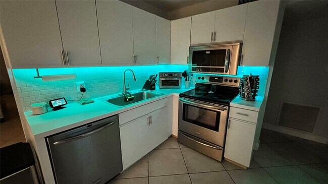 Building Photo - 5641 Coach House Cir