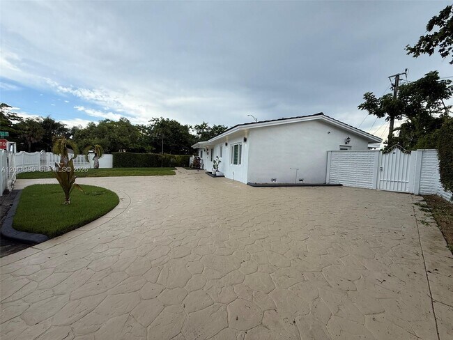 Building Photo - 5530 SW 96th Ave