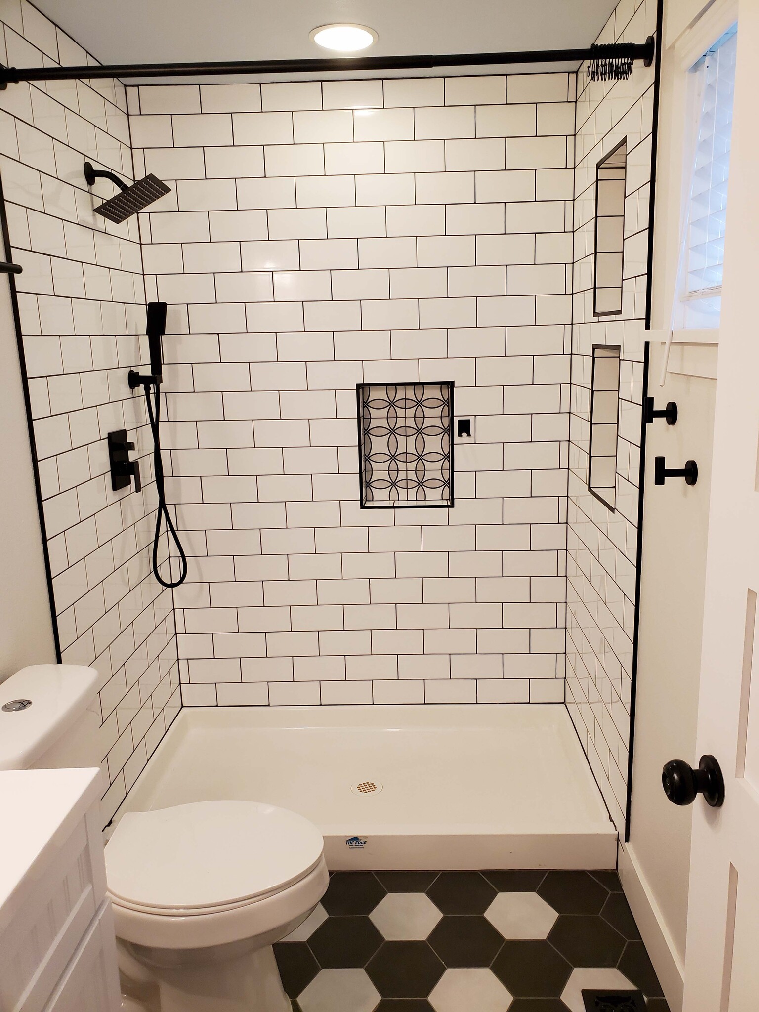Large primary bedroom 1 with en-suite bath - 8105 Spur Ct NW