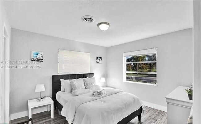 Building Photo - 608 N 24th Ave