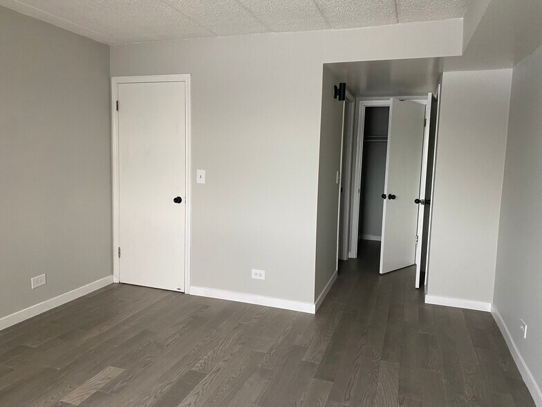 Building Photo - 5411 W Lawrence Ave