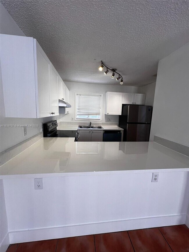 Building Photo - 6215 SW Kendale Lakes Cir