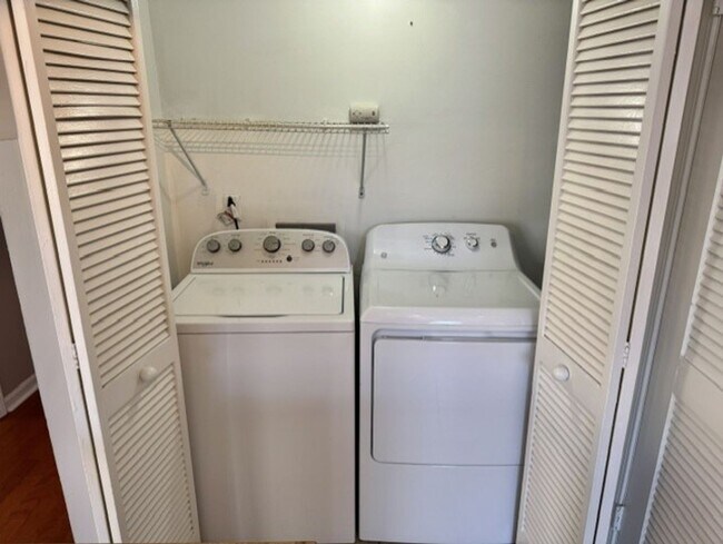 Building Photo - 2 Bed, 1.5 Bathroom Townhome with 2 Vehicle Carport