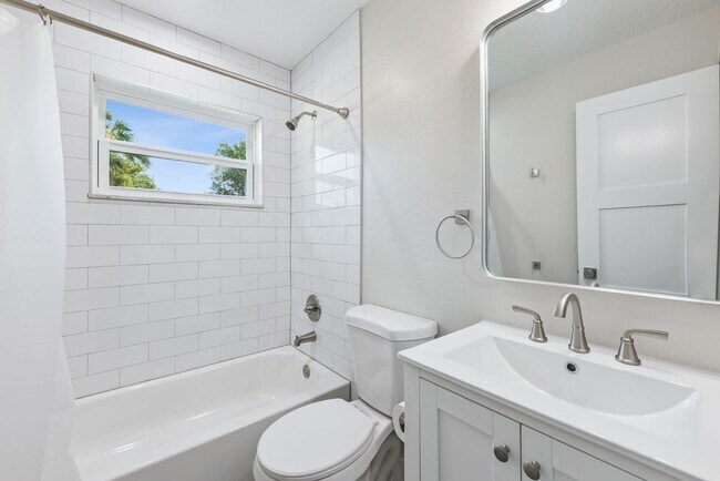 Building Photo - Fully Remodeled Winter Park Home