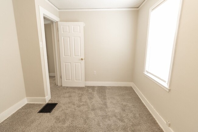 Building Photo - Downtown house off Hitt St!