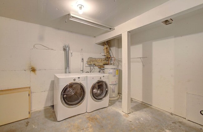 Building Photo - SALMON CREEK ~ WATERS EDGE CONDOS~ LARGE 2 Bd 2.5 Ba!