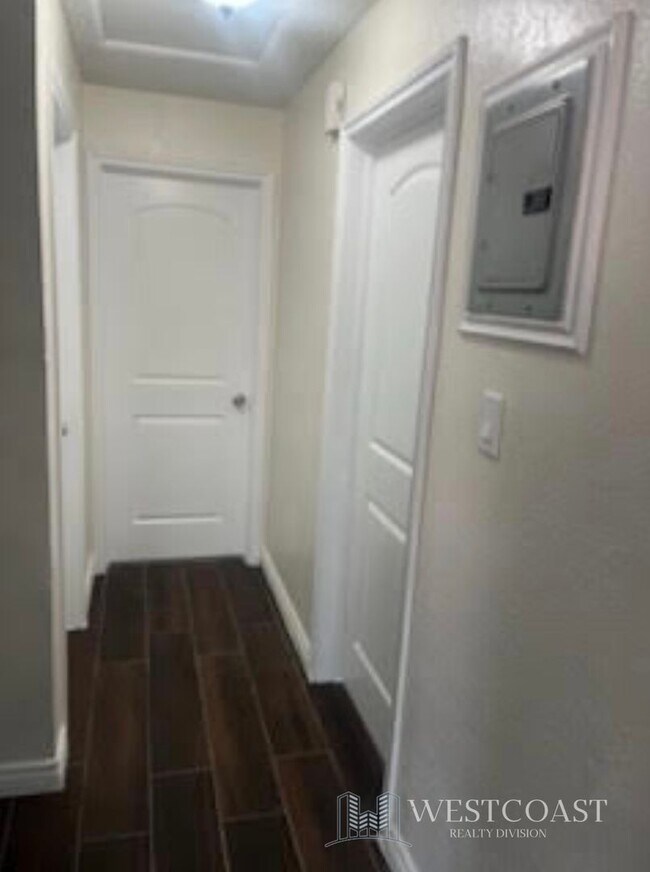 Building Photo - 1041 W Reeve St