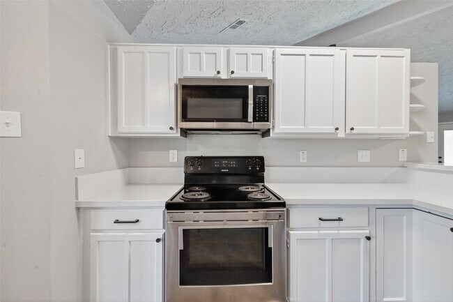 Building Photo - 15806 Pfeiffer Dr